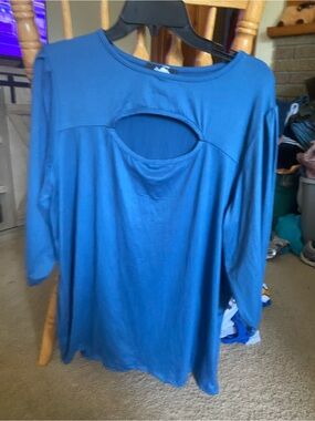 Arabella Blue Chest Cutout Long Sleeve Pleated Shoulder Top - Size 2X Plus